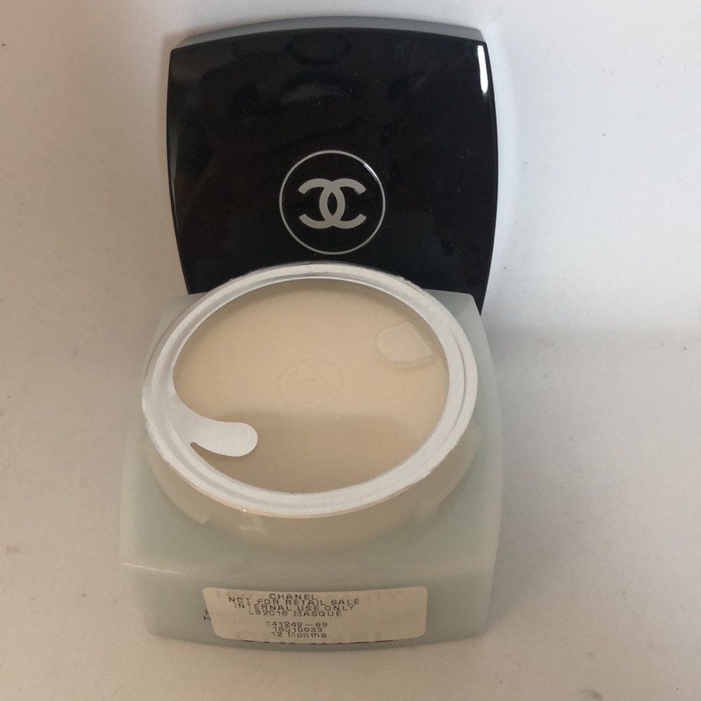 CHANEL Le Blanc mask préséries